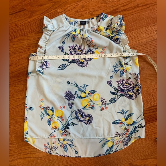 Kaari Blue Woman’s Floral Blouse, flutter sleeve, size Lg. - Picture 8 of 8